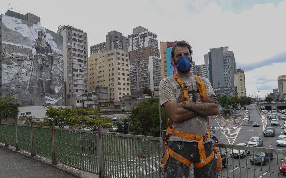 Mural com cinzas das queimadas denuncia o declínio ambiental no Brasil