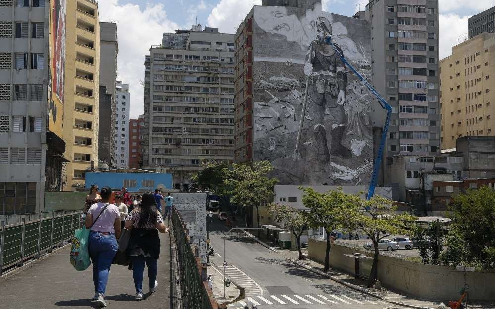 Mural com cinzas das queimadas denuncia o declínio ambiental no Brasil