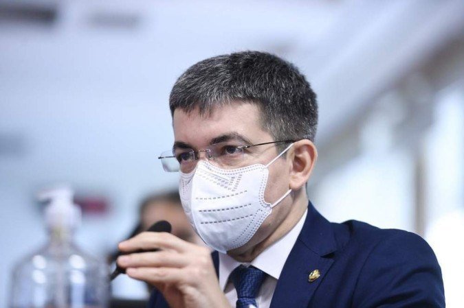 
Em pronunciamento, à bancada, senador Randolfe Rodrigues (Rede-AP).
