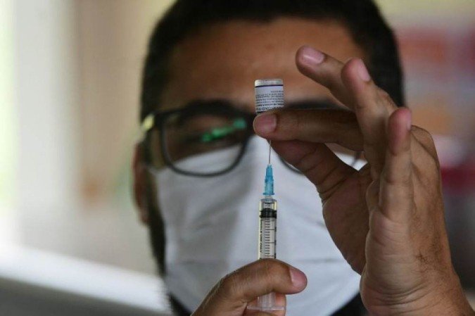 Adultos seguem recebendo a primeira dose (D1) das vacinas contra a covid-19 na quarta (20/10) - (crédito: Ed Alves/CB/D.A Press) Adultos seguem recebendo a primeira dose (D1) das vacinas contra a covid-19 na quarta (20/10) - (crédito: Ed Alves/CB/D.A Press)