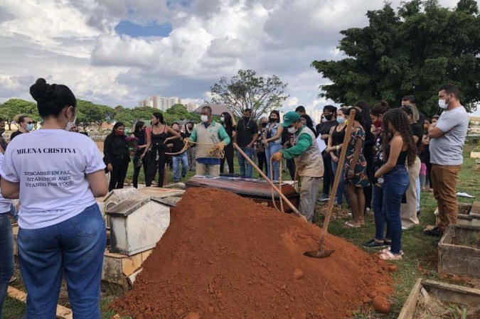 Família se despediu da jovem com muita revolta e emoção - (crédito: Rafaela Martins/CB/D.A Press) Família se despediu da jovem com muita revolta e emoção - (crédito: Rafaela Martins/CB/D.A Press)