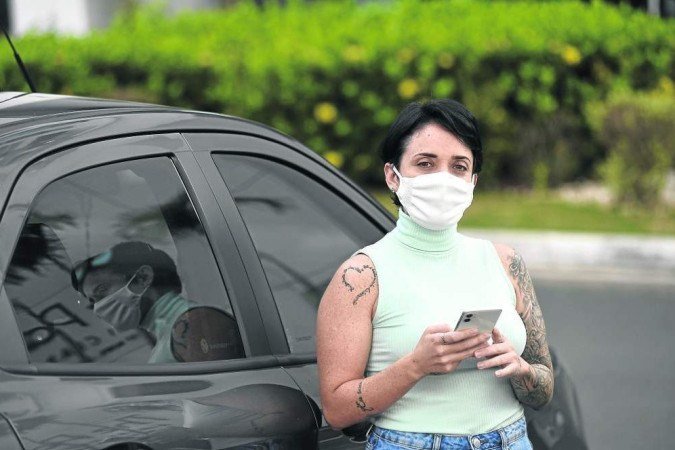 Brunna tem carro em casa, mas recorre ao transporte por aplicativo. Aumento do combustível gerou dificuldades - (crédito: Minervino Júnior/CB/D.A Press) Brunna tem carro em casa, mas recorre ao transporte por aplicativo. Aumento do combustível gerou dificuldades - (crédito: Minervino Júnior/CB/D.A Press)