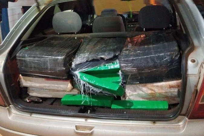A droga estava sendo transportada no porta malas de um Astra - (crédito: Divulgação/PRF) A droga estava sendo transportada no porta malas de um Astra - (crédito: Divulgação/PRF)
