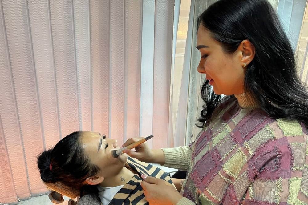 Afegãs lamentam proibição de salões de beleza pelo Talebã