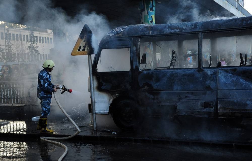 Atentado contra ônibus militar deixa 14 mortos na capital da Síria