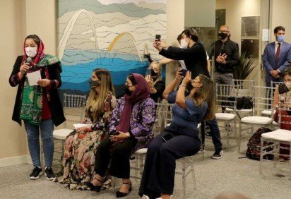 As afegãs foram recebidas com flores entregues por mulheres integrantes das Forças Armadas - (crédito: Wilson Dias/Agência Brasil) As afegãs foram recebidas com flores entregues por mulheres integrantes das Forças Armadas - (crédito: Wilson Dias/Agência Brasil)