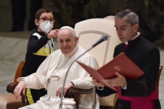 Francisco disse que a criança tem ’limitações médicas’ e um dos bispos deu lugar a ele, que pulou de alegria ao se sentar ao lado do Papa - (crédito: ANDREAS SOLARO /AFP) Francisco disse que a criança tem ’limitações médicas’ e um dos bispos deu lugar a ele, que pulou de alegria ao se sentar ao lado do Papa - (crédito: ANDREAS SOLARO /AFP)