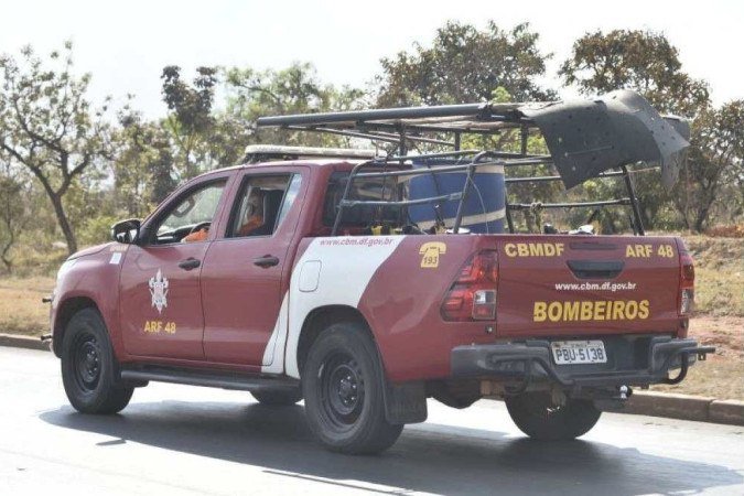 Bombeiros atenderam a ocorrência do acidente na entrada do Gama -  (crédito: Minervino J?nior/CB/D.A Press)