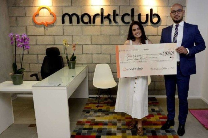 Luana Coutinho recebe o prêmio de R$ 5 mil de Roberto Niwa -  (crédito: Marcelo Ferreira/CB/D.A Press)