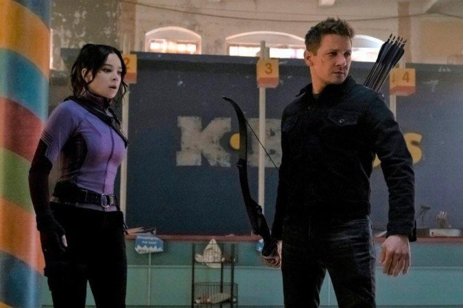 Clint Barton (Jeremy Renner) e Kate Bishop (Hailee Steinfeld) estarão na nova temporada da série -  (crédito: Marvel/Divulgação)