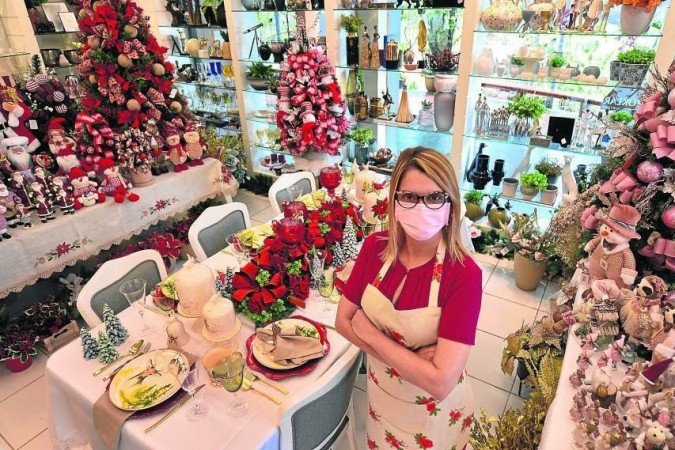 A proprietária da StokLar Decor, Alice Santiago, conta que a loja começou a se preparar para o Natal em setembro - (crédito: Ed Alves/CB/D.A Press) A proprietária da StokLar Decor, Alice Santiago, conta que a loja começou a se preparar para o Natal em setembro - (crédito: Ed Alves/CB/D.A Press)