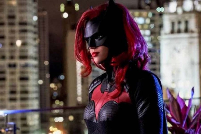 Ruby Rose denuncia abusos, mortes e acidentes no set da série Batwoman