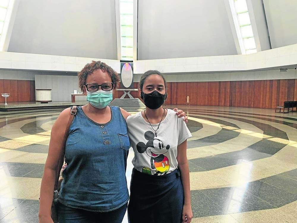 Sônia esteve no templo ontem, com a filha Vitória Luiza