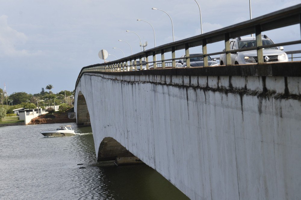 Ibaneis veta mudança de nome da ponte Costa e Silva em mensagem à CLDF