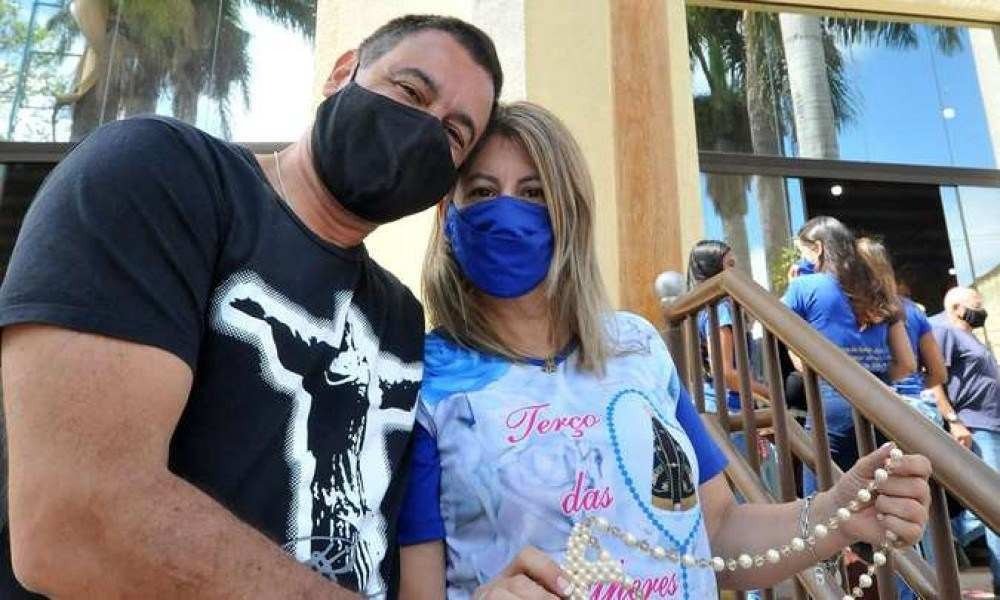 O carioca Luciano Borges, com a namorada mineira, Maria da Glória, considera a voz um ingrediente que ajuda a unir os casais 