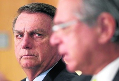 Planos eleitorais de Bolsonaro atropelaram Paulo Guedes, que passou a admitir furo no teto de gastos - (crédito: Marcos Correa/PR) Planos eleitorais de Bolsonaro atropelaram Paulo Guedes, que passou a admitir furo no teto de gastos - (crédito: Marcos Correa/PR)