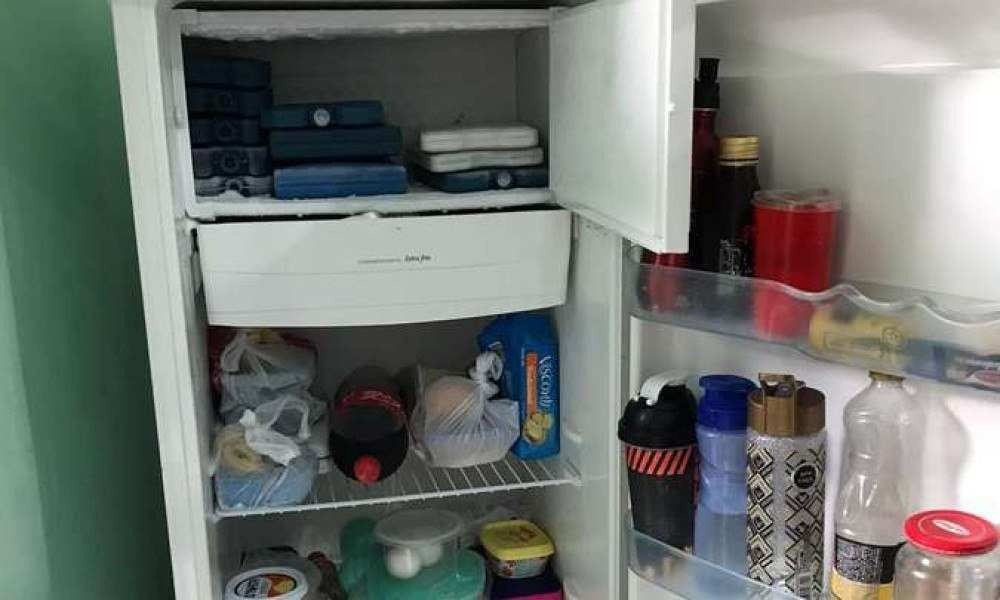 Os gelos artificiais também estavam na mesma geladeira na cozinha da unidade de saúde Divinópolis 