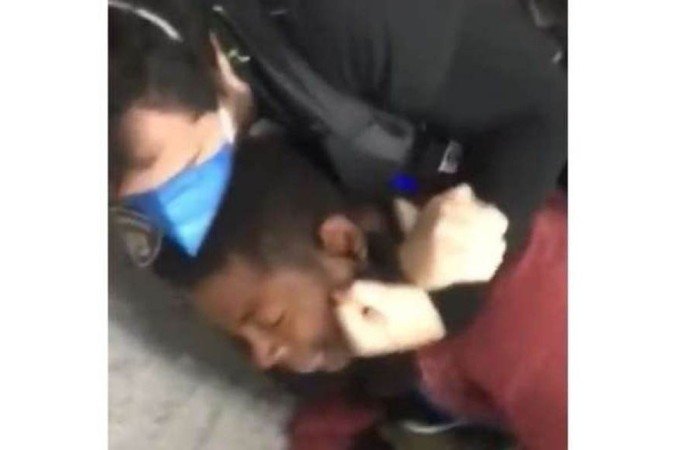 Homem negro é agredido na frente do filho por seguranças no Metrô de SP -  (crédito:  Twitter/Reprodução)