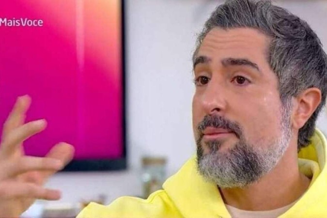 Marcos Mion cries in Mais Você, on TV Globo