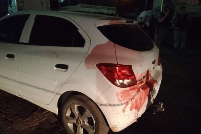 Carro da mulher ficou com marcas de tiro