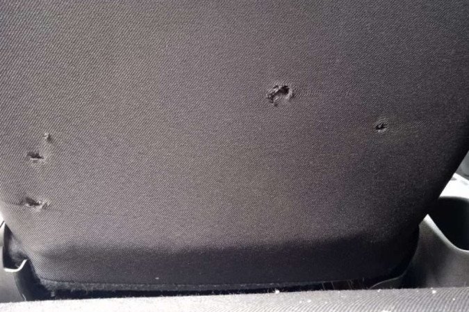 Marcas de bala no banco da vítima