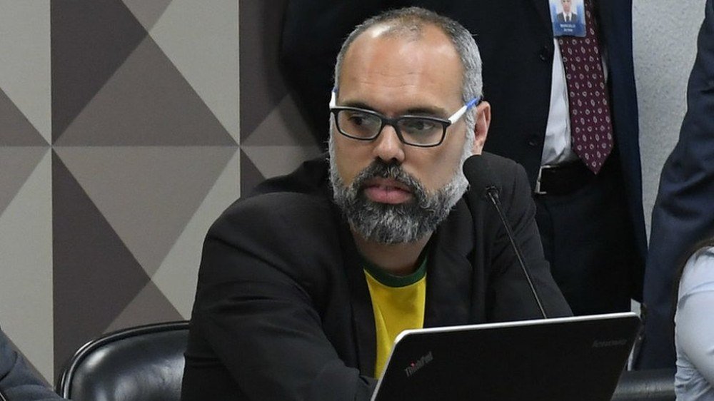 Moraes aplica multa de R$ 15 mil a Allan dos Santos por uso de redes sociais