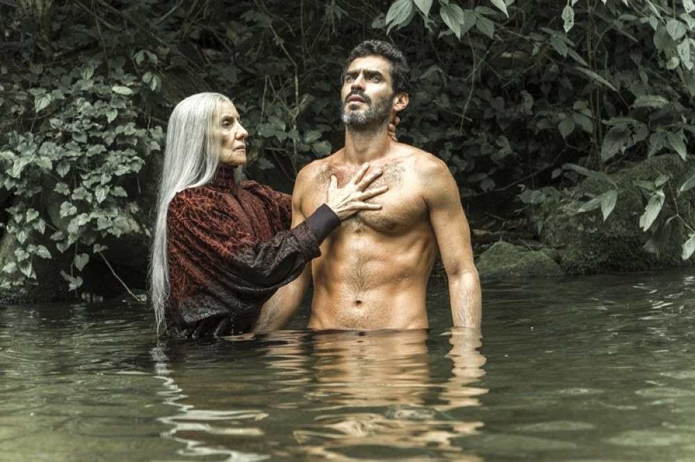 C&aacute;ssia Kis e Nikolas Antunes em cena da s&eacute;rie Desalma.