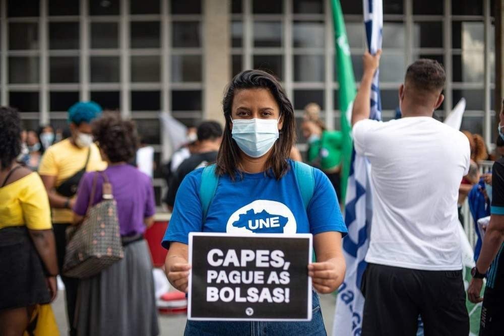 Estudantes da UNE protestam em frente à Capes por bolsas com pagamento atrasado