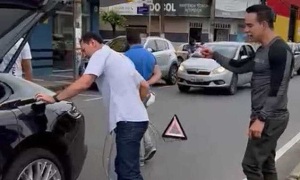 Sem gasolina, Porsche de milionário para o trânsito em avenida de Minas Gerais 