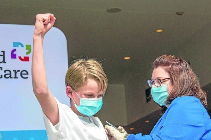 Garoto americano comemora ao receber a primeira dose do imunizante em Connecticut: aplicação autorizada a partir dos 12 anos - (crédito: Joseph Prezioso/AFP - 13/5/21) Garoto americano comemora ao receber a primeira dose do imunizante em Connecticut: aplicação autorizada a partir dos 12 anos - (crédito: Joseph Prezioso/AFP - 13/5/21)