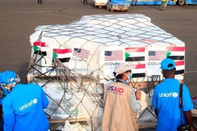 Um carregamento de vacinas da Covax chegou ao Sudão no início de outubro
- Um carregamento de vacinas da Covax chegou ao Sudão no início de outubro
-