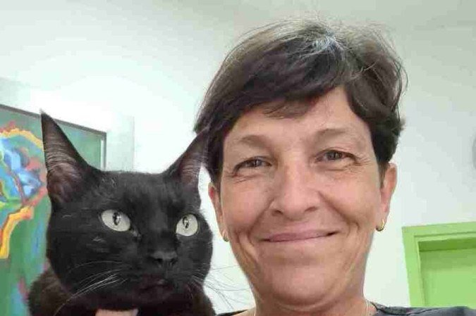 Maria Ângela com um gatinho de prótese 