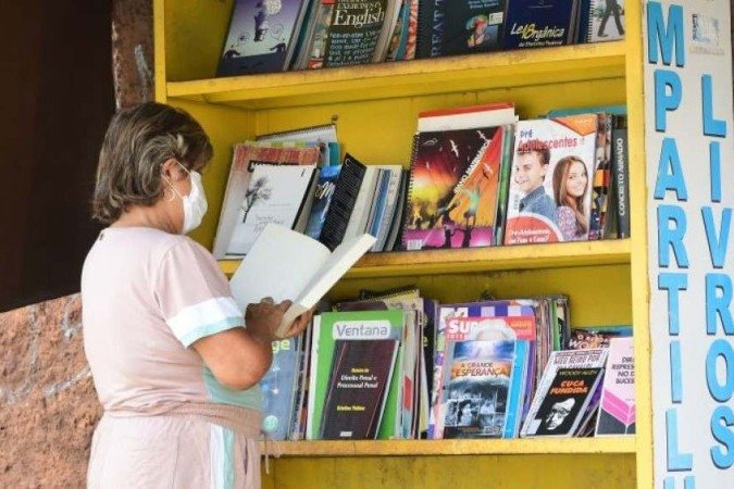 Os projetos Biblioteca Popular e Compartilhar Livros democratizam o acesso a publicações didáticas e literárias -  (crédito: Ed Alves/CB)