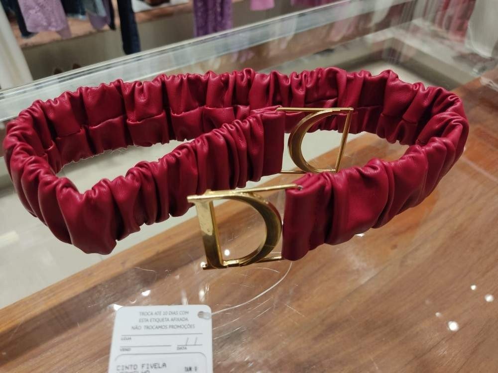 Cinto fivela vermelho, da Gregory, no Conjunto Nacional (R$ 228)