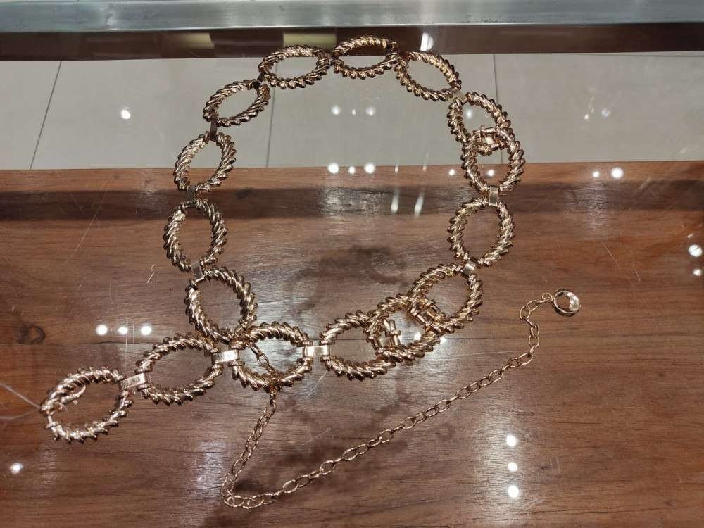 Cinto metal dourado, da Gregory, no Conjunto Nacional (R$ 228)
