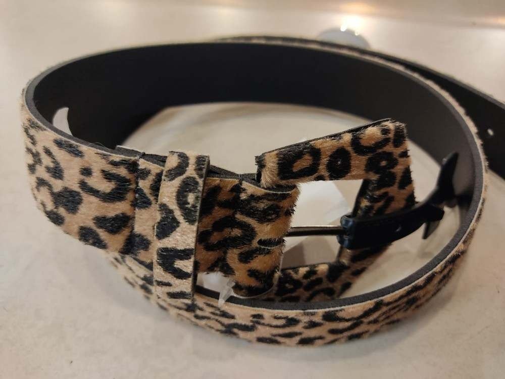 Cinto oncinha, da C&A, no Conjunto Nacional (R$ 29,99)
