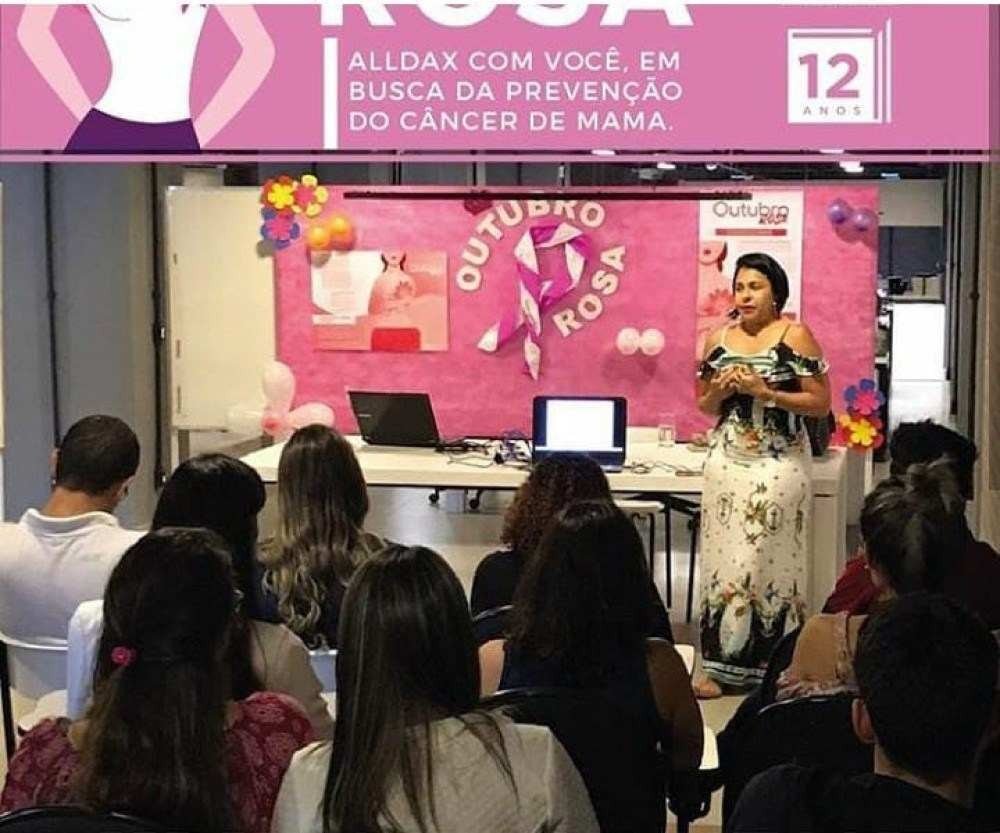 Elaine Ribeiro palestrando para um grupo de mulheres sobre o c&acirc;ncer de mama