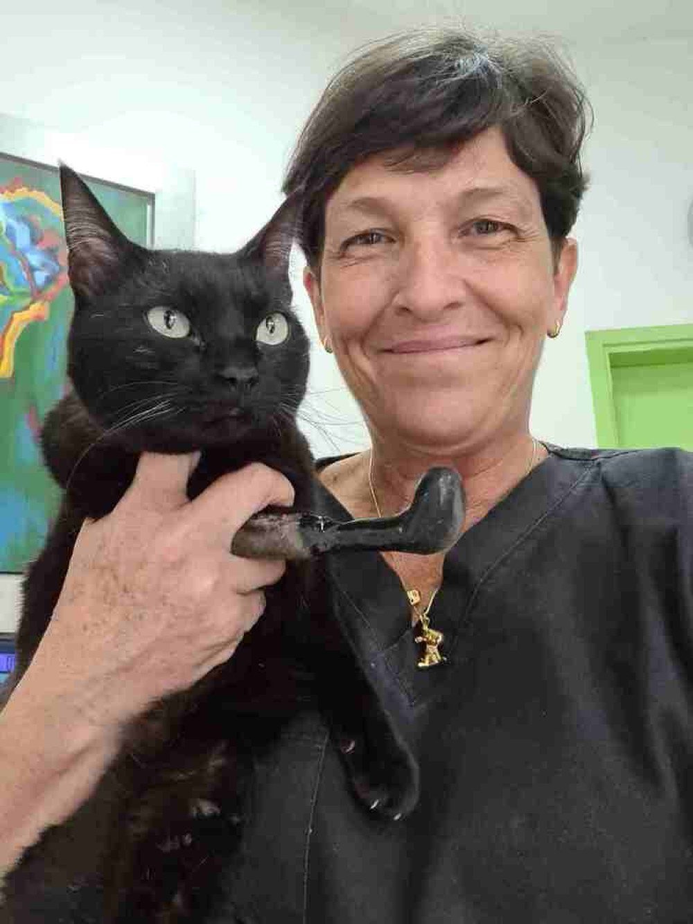 Maria Ângela com um gatinho de prótese 