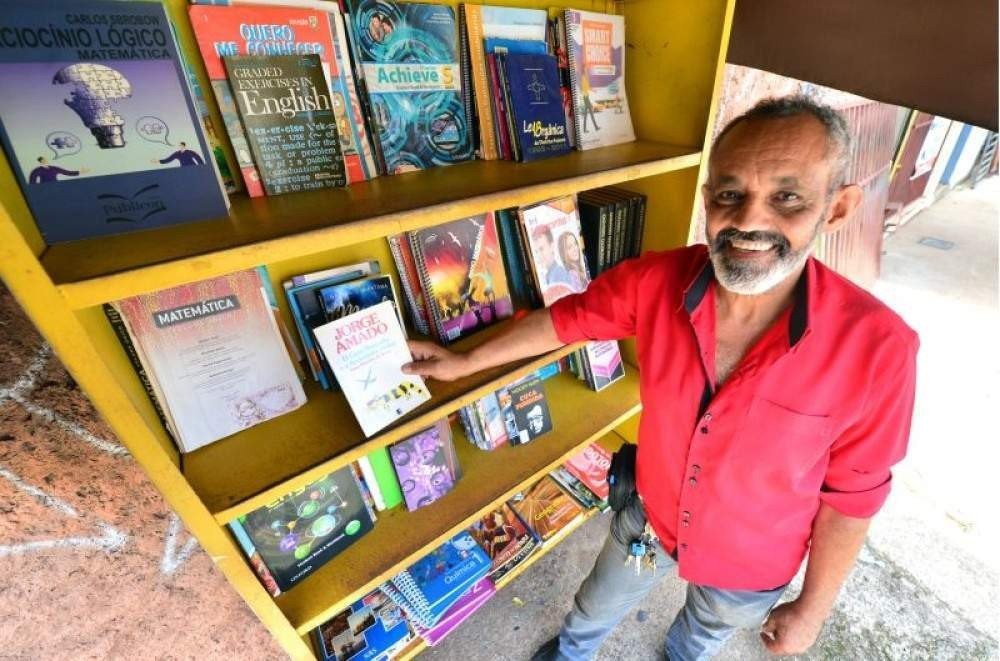 22/10/2021. Crédito: Ed Alves/CB/D.A Press. Brasil. Brasília - DF. Cidades. Doação de Livros. Na foto Expedito Bismark.