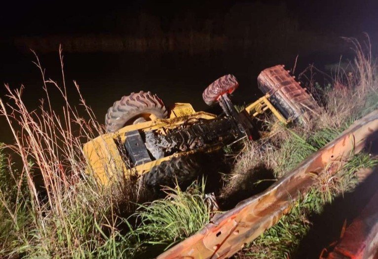 Trator capota em lagoa do Núcleo Rural Taquara, em Planaltina e deixa uma vítima