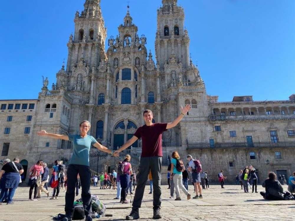 Mulher com câncer de pulmão e 40% do pulmão comprometido completa Caminho Francês de Santiago de Compostela. Cláudia Lopes e o marido Marcelo Lima      Caption