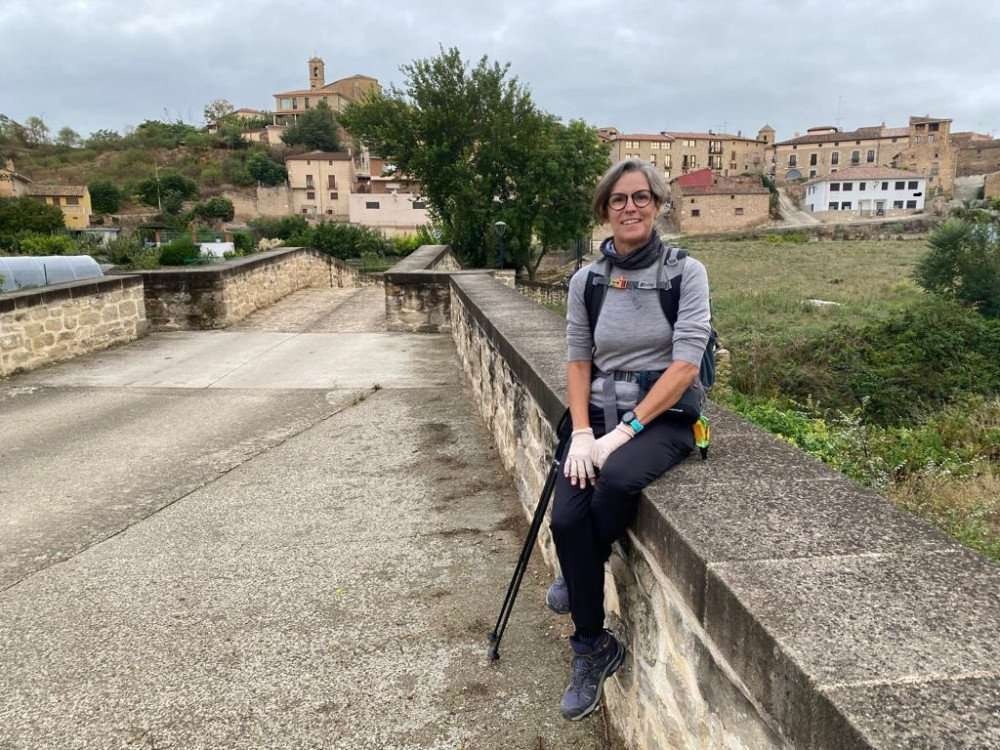 Aposentada com câncer de pulmão percorre Caminho Francês de Santiago de Compostela