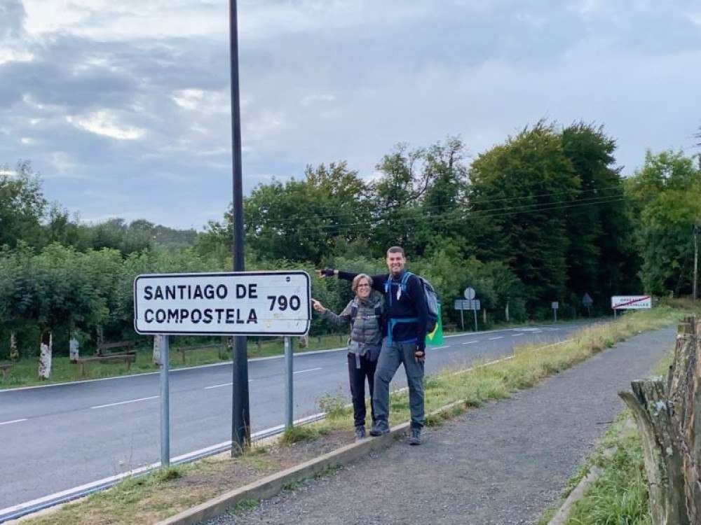 Mulher com câncer de pulmão e 40% do pulmão comprometido completa Caminho Francês de Santiago de Compostela. Cláudia Lopes e o marido Marcelo Lima