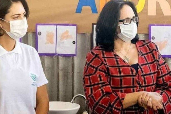Primeira-dama, Michelle Bolsonaro, e a ministra Damares Alves -  (crédito: Flickr)