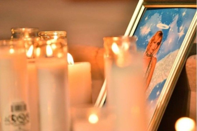 Detalhe de uma foto de Halyna Hutchins, homenageada em vigília em Albuquerque -  (crédito: Sam Wasson/ Divulgação)