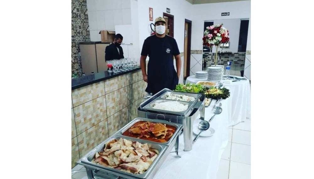 22/10/2021. Crédito: Arquivo Pessoal. Brasil. Brasília - DF. Cidades. Setor de bares e restaurantes projeta crescimento de até 30% nas vendas. O BR Buffet aposta nas confraternizações de fim de ano e no contato com os clientes antigos para o crescimento econômico deste fim de ano. O grupo já trabalha com equipes extras para dar conta da demanda das festas de fim de ano. Na foto, Bruno Lopes, proprietário do buffet.