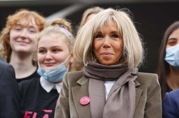 'Estamos enfrentando um flagelo mundial e todos devemos agir ativamente para proteger nossas crianças e adolescentes no mundo digital assim como fazemos no mundo real', afirma Brigitte Macron -  (crédito: AFP)