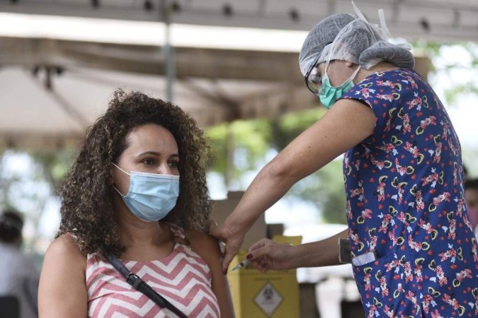 Terceira dose alcançou 172.851 brasilienses — 6,7% da população com 12 anos ou mais - (crédito: Minervino JÃ?ºnior/CB) Terceira dose alcançou 172.851 brasilienses — 6,7% da população com 12 anos ou mais - (crédito: Minervino JÃ?ºnior/CB)
