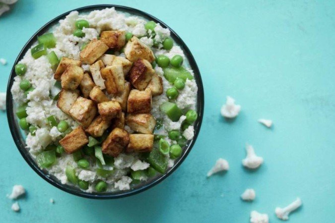 2021 - Imagem de receita de arroz de couve-flor com tofu - Revista do Correio - Fitness &Nutrição  Crédito: Freeletics/Divulgação