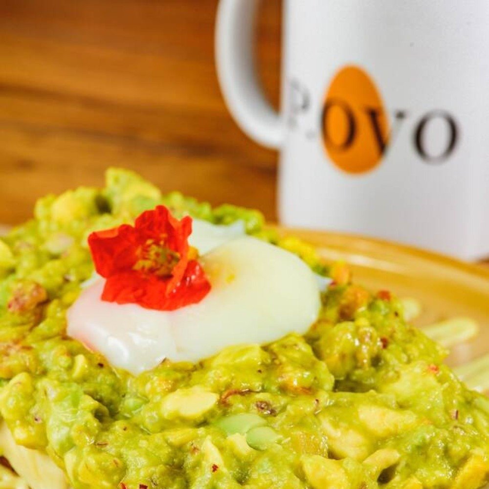 2021. Cr&eacute;dito:  Alex Woloch/Divulgacao.Revista. Encontro com o Chef.  Chef Rodrigo Gomes, do P.OVO bistr&ocirc; e sua receita de Toat de abacate.